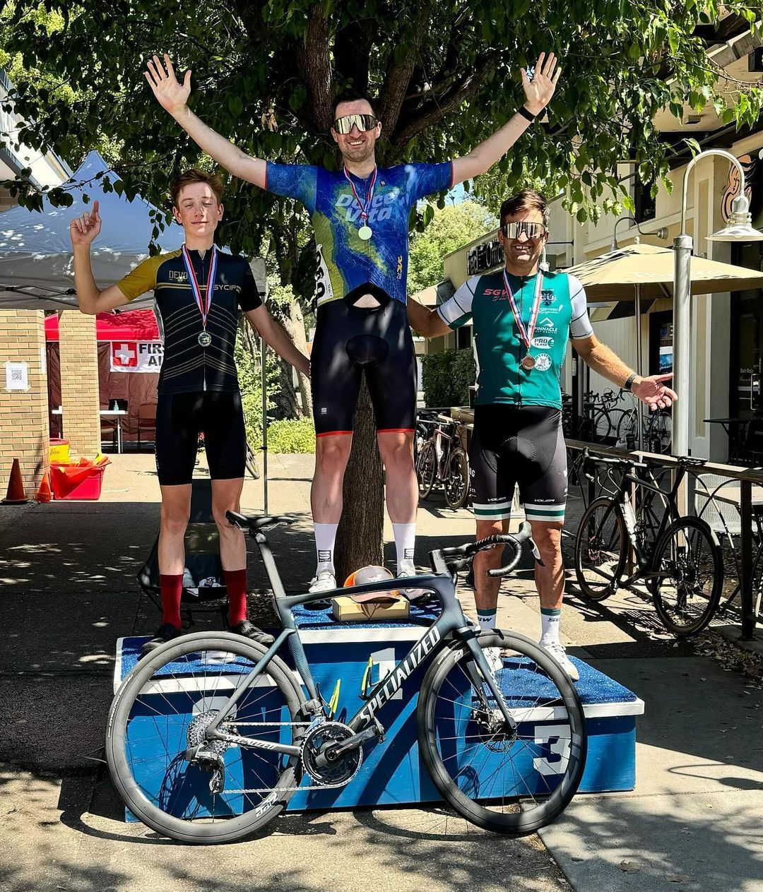 @j__yates wrapping himself in glory with his first 🥇, taking the win in the Cat 4 race at the annual  @dbccycling 4th of July Criterium! 

@sportful @sfitalianathleticclub @equatorcoffees @poggio_labs @achieveptc @tripsforkidsmarin @sage.realestategroup @marinservicecourse @jkbrkb  #onewealthadvisors